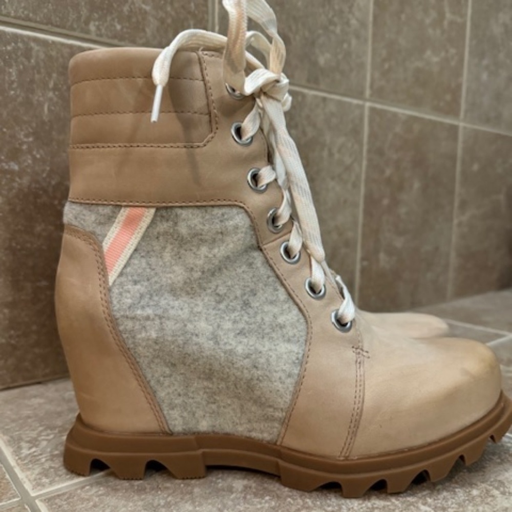 Sorel Joan of Arctic wedge boot (lace up).NWT.  7.5
